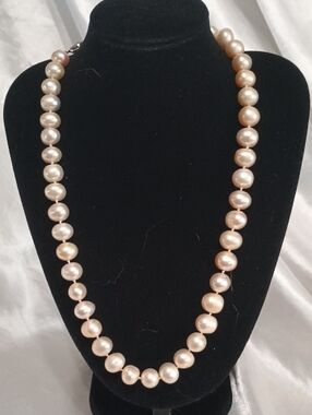 New Genuine Pearl Necklace With Rare Gold Undrtones
